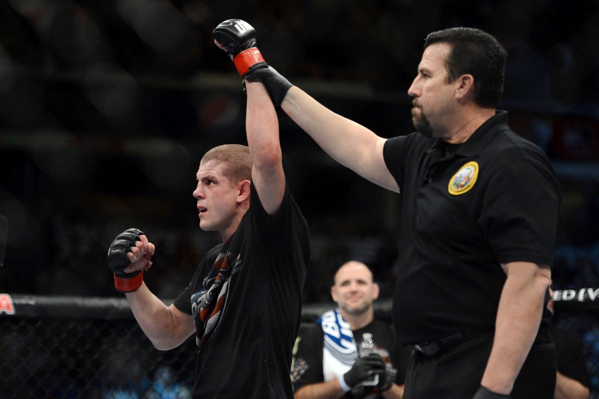 15.dez.2013 - Árbitro declara  Joe Lauzon o vencedor da luta contra Mac Danzig no UFC on Fox 9, em Sacramento, nos EUA - Kyle Terada/USA TODAY
