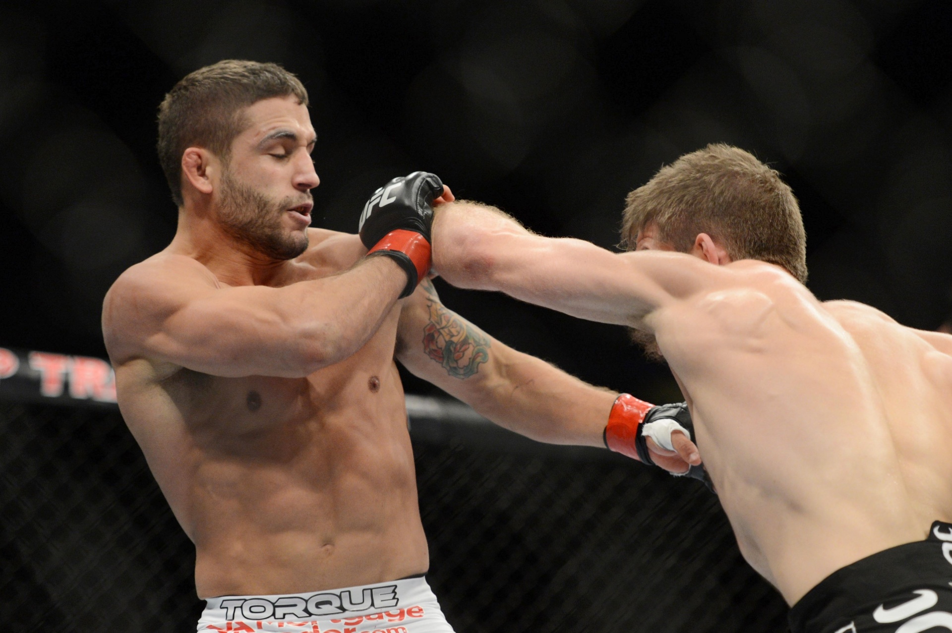 15.dez.2013 -  Chad Mendes se defende de cotovelada de Nik Lentz durante luta do UFC on Fox, em Sacramento nos EUA - Kyle Terada/USA TODAY