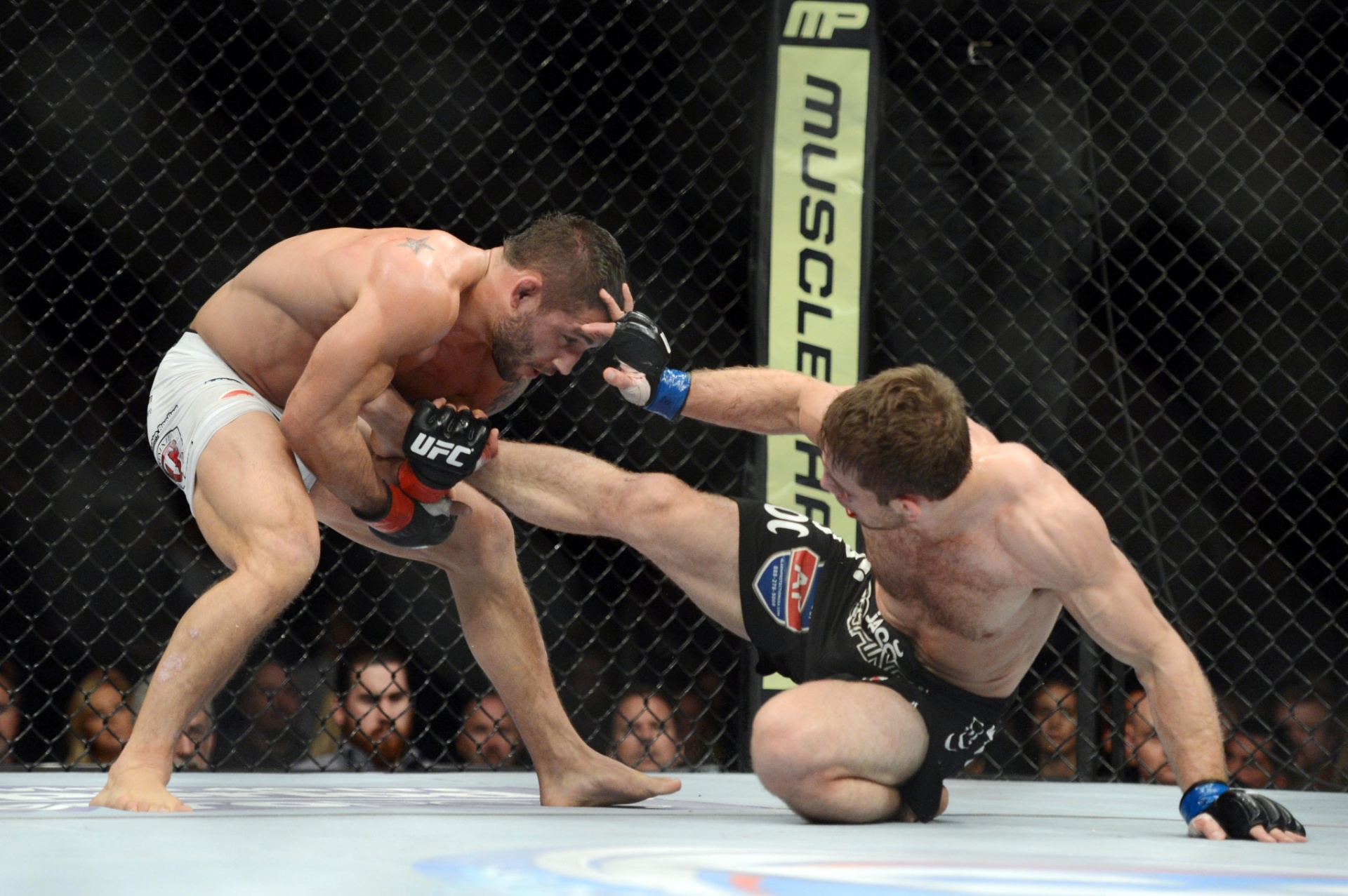 15.dez.2013 - Chad Mendes segura o pé de Nik Lentz para se defender de golpe durante luta do UFC on Fox 9 - Kyle Terada/USA TODAY
