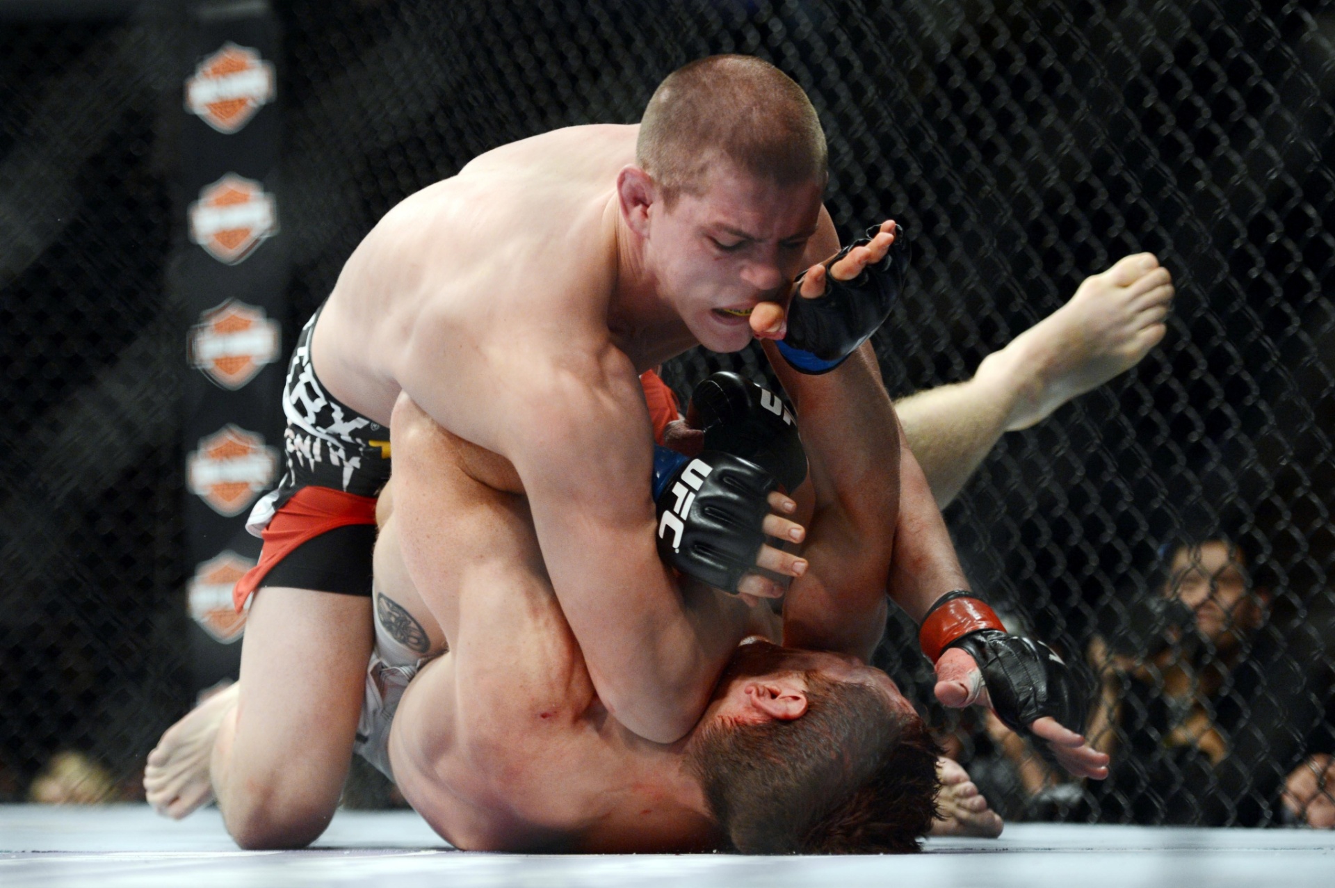 15.dez.2013 - Joe Lauzon (de luvas vermelhas) derruba Mac Danzig no octógono durante luta do UFC on Fox 9, em Sacramento, nos EUA - Kyle Terada-USA TODAY Sports