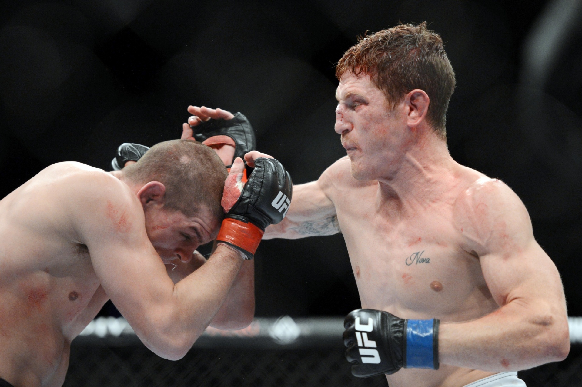 15.dez.2013 - Joe Lauzon se defende de investida de Mac Danzig durante luta do UFC on Fox 9, em Sacramento, nos EUA - Kyle Terada/USA TODAY