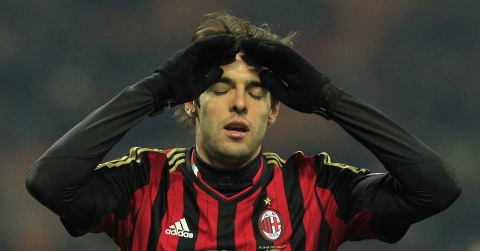 16.dez.2013 - Kaká lamenta chance desperdiçada na partida entre Milan e Roma pelo Campeonato Italiano