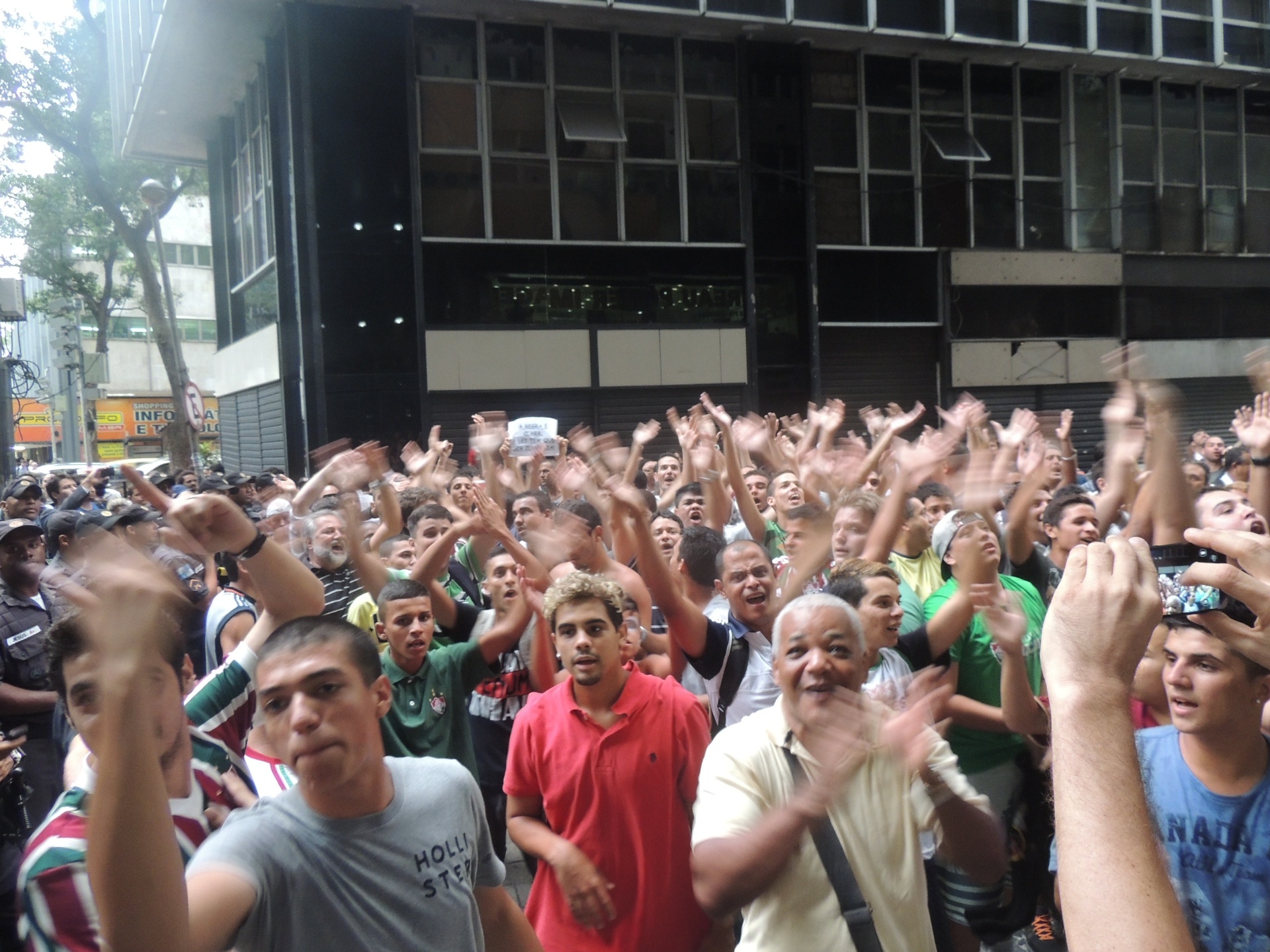 Enquanto torcedores da Portuguesa chorava, os do Fluminense faziam a festa em frente à sede do STJD - Renan Rodrigues/UOL