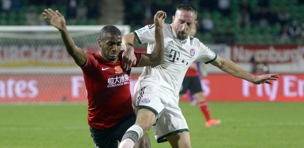 Muriqui (e) disputa bola durante jogo em passagem pelo Guangzhou Evergrande (China) - AFP PHOTO / GERARD JULIEN