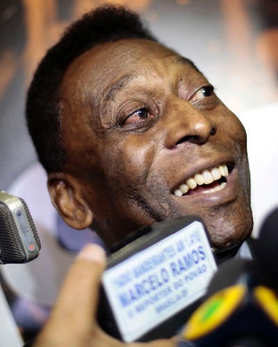 17.dez.2013 - Pelé conversa com jornalistas em evento de inauguração de exposição "Brasil, um país, um mundo", em Brasília