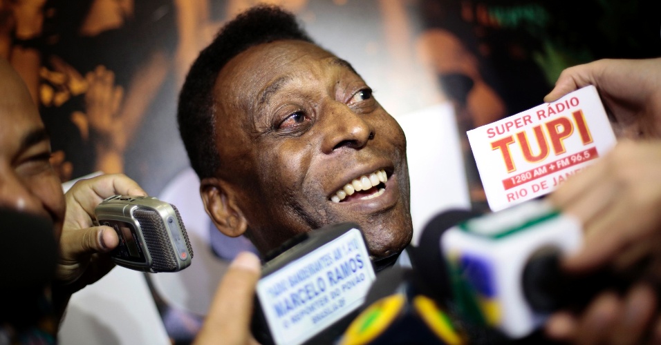 17.dez.2013 - Pelé conversa com jornalistas em evento de inauguração de exposição 
