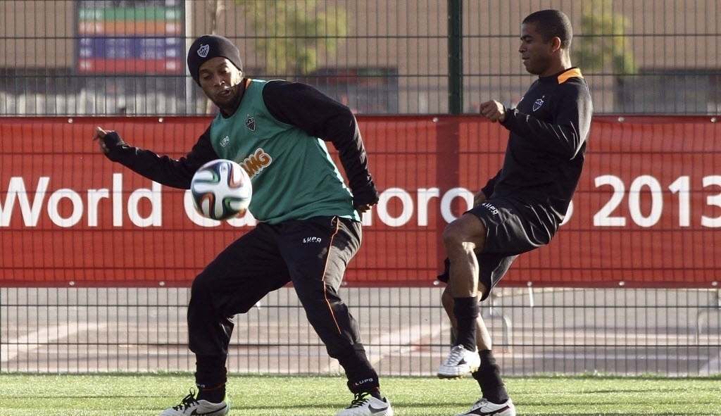 17.dez.2013 - Ronaldinho Gaúcho e Junior César participam de treinamento do Atlético-MG nesta terça-feira, no Marrocos