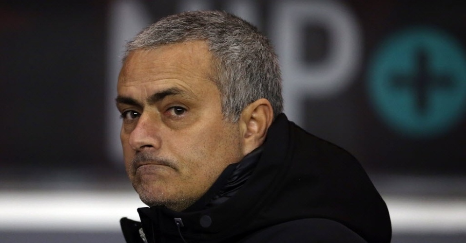 17.dez.2013 - Técnico José Mourinho faz careta durante o jogo entre Chelsea e Sunderland pela Copa da Liga Inglesa