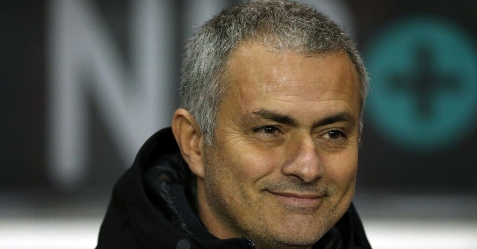 17.dez.2013 - Técnico José Mourinho sorri durante o jogo entre Chelsea e Sunderland pela Copa da Liga Inglesa