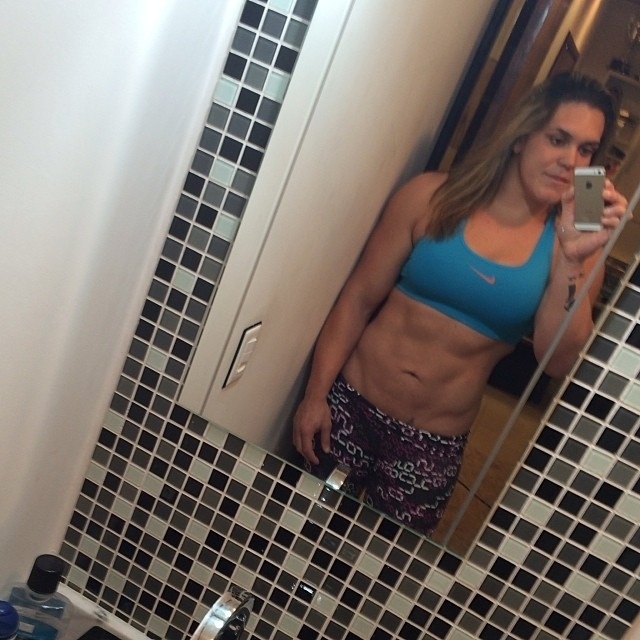 Gabi fez uma cirurgia para trocar suas próteses dos seios e durante a recuperação relaxou os cuidados com o corpo. Depois disso, teve de fazer dieta forte e os resultados ela posta nas redes sociais, com o corpo já sarado - Arquivo Pessoal