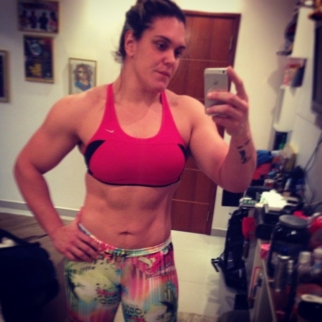 Gabi Garcia sempre foi uma garota grande e algumas vezes teve problemas com o peso. Hoje está em versão sarada, depois de voltar a engordar na recuperação de uma cirurgia - Arquivo Pessoal