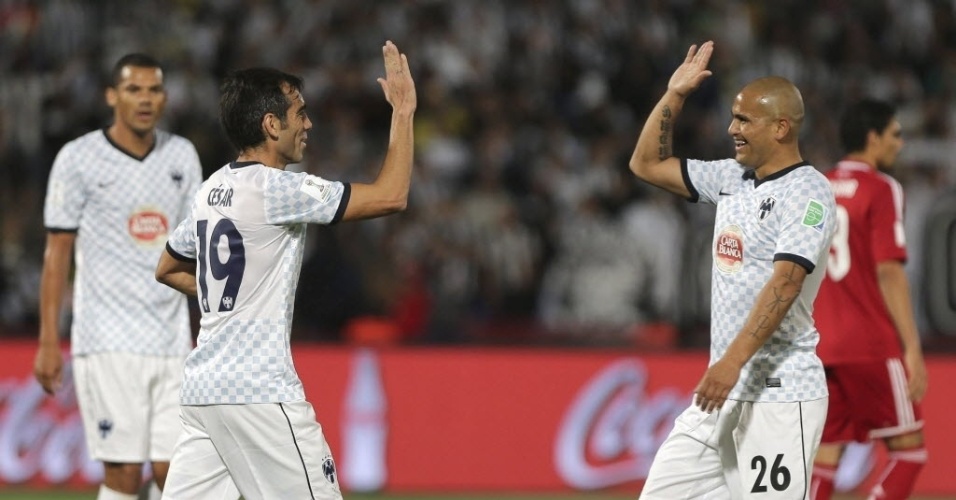 18. dez. 2013 - Atacante Cesar Delgado comemora com Humberto Suazo seu segundo gol na partida entre Monterrey e Al Ahly
