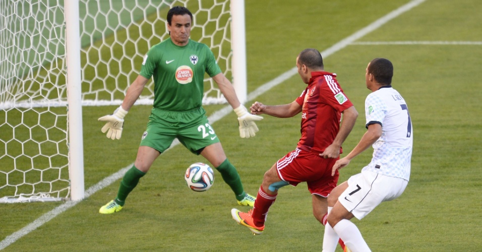 18. dez. 2013 - Atacante Emad Meteab bate por entre as pernas do goleiro Orozco para marcar o gol do Al Ahly na partida contra o Monterrey