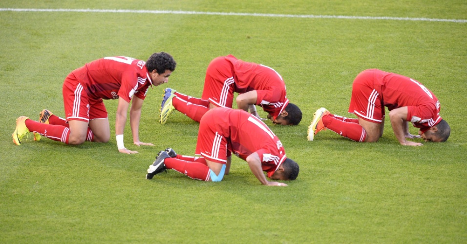 18. dez. 2013 - Jogadores do Al Ahly se ajoelham para comemorar o gol de Meteab na partida com o Monterrey