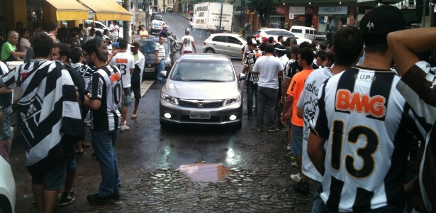 Torcedores atleticanos tomam a rua em frente ao Bar do Salomão, em BH, para acompanhar jogo do Atlético-MG - Dionizio Oliveira/UOL