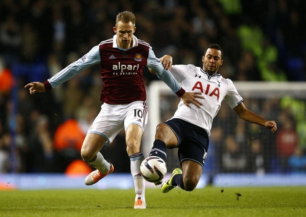 18.dez.2013 - Moussa Dembele (dir.), do Tottenham, tenta tirar a bola de Jack Collison, do West Ham, em jogo da Copa da Liga Inglesa - REUTERS/Andrew Winning