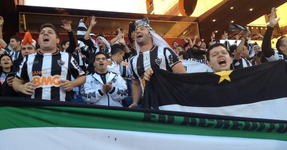 18.dez.2013 - Torcedores do Galo cantam antes do jogo contra o Raja Casablanca