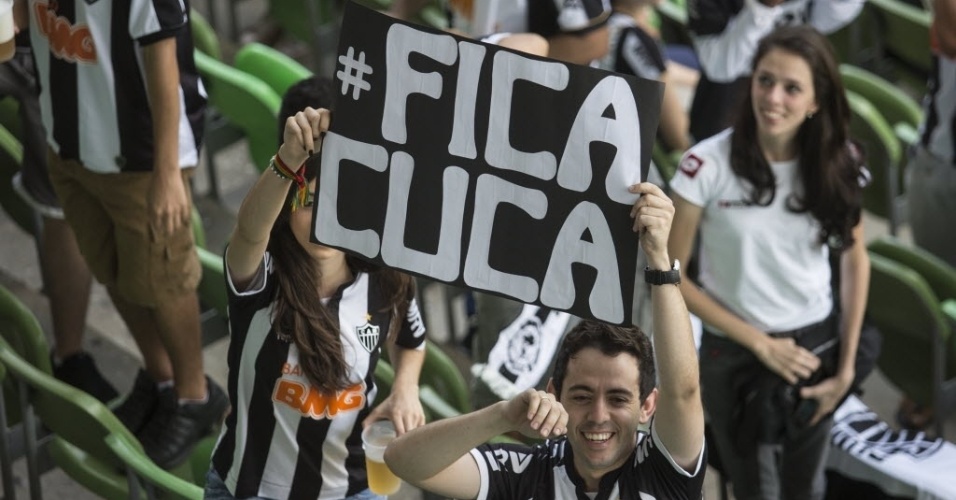 Torcedores pedem para que o técnico Cuca permaneça no Atlético-MG (18.dez.2013)