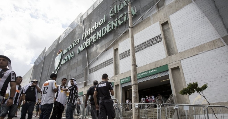 Torcedores vão ao Independência para ver jogo do Atlético-MG em telão (18.dez.2013)