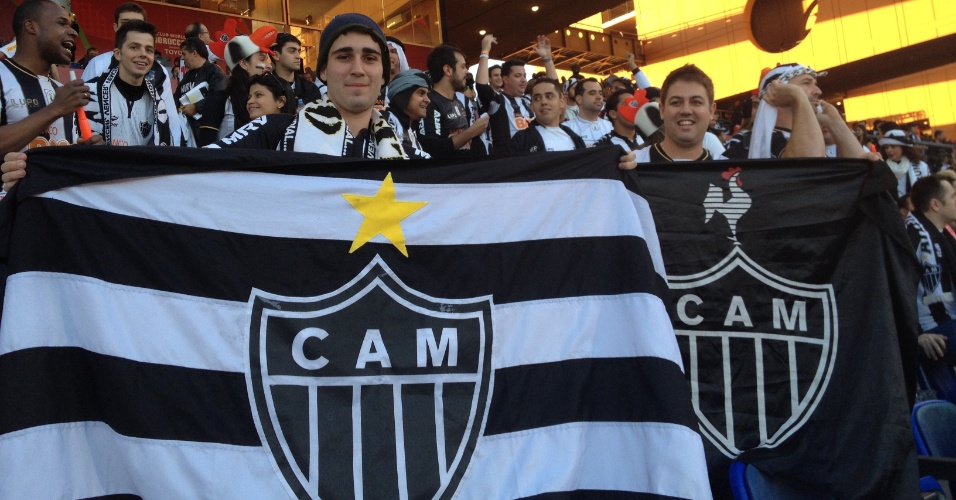 18.dez.2013 - Torcida leva bandeiras do Atlético-MG para a estreia no Mundial