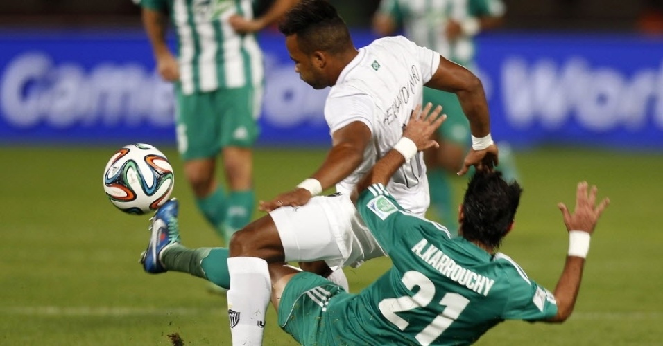 Fernandinho disputa a bola com Karrouchy durante semifinal