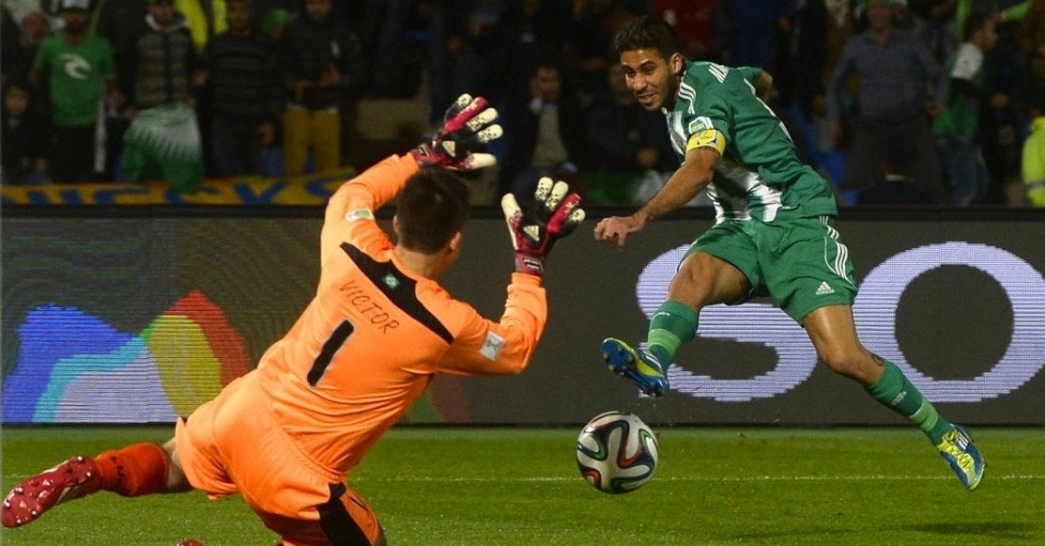 Goleiro Victor tenta defender o chute de Moutaouali durante partida do Atlético-MG (18.dez.2013)