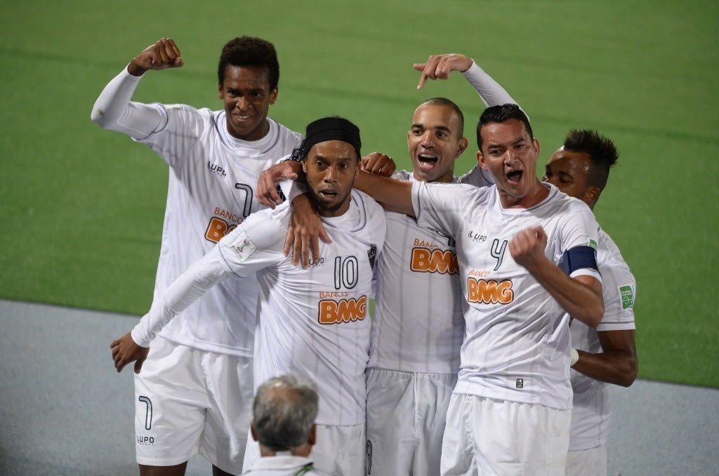 Jogadores do Atlético-MG comemoram gol marcado por Ronaldinho (18.dez.2013)