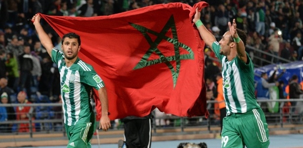 Jogadores do Raja Casablanca exibem bandeira do Marrocos após a vitória sobre o Atlético