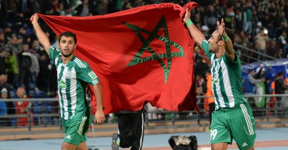 Jogadores do Raja Casablanca exibem bandeira do Marrocos após a vitória (18.dez.2013)