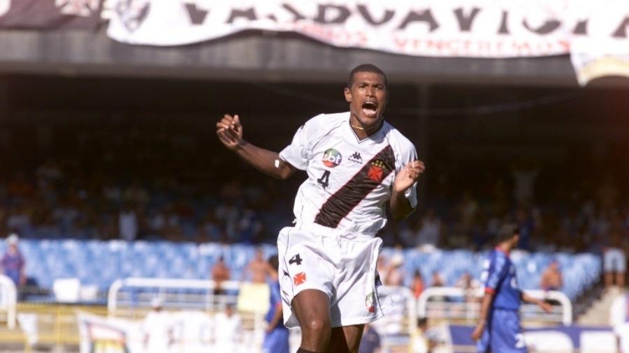 Junior Baiano comemora gol na vitória do Vasco sobre o São Caetano, em janeiro de 2001, com a marca do SBT na camisa - Antônio Gaudério/Folhapress