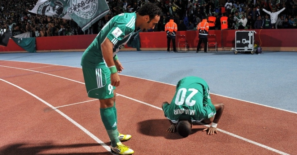 Mouhssine Iajour demonstra sua religiosidade durante a comemoração do gol do Raja (18.dez.2013)
