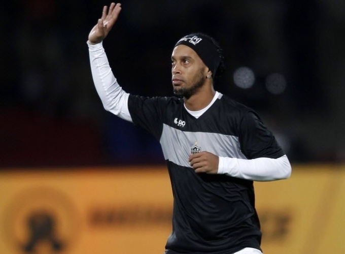 Ronaldinho acena para a torcida antes da semifinal do Mundial de Clubes (18.dez.2013)