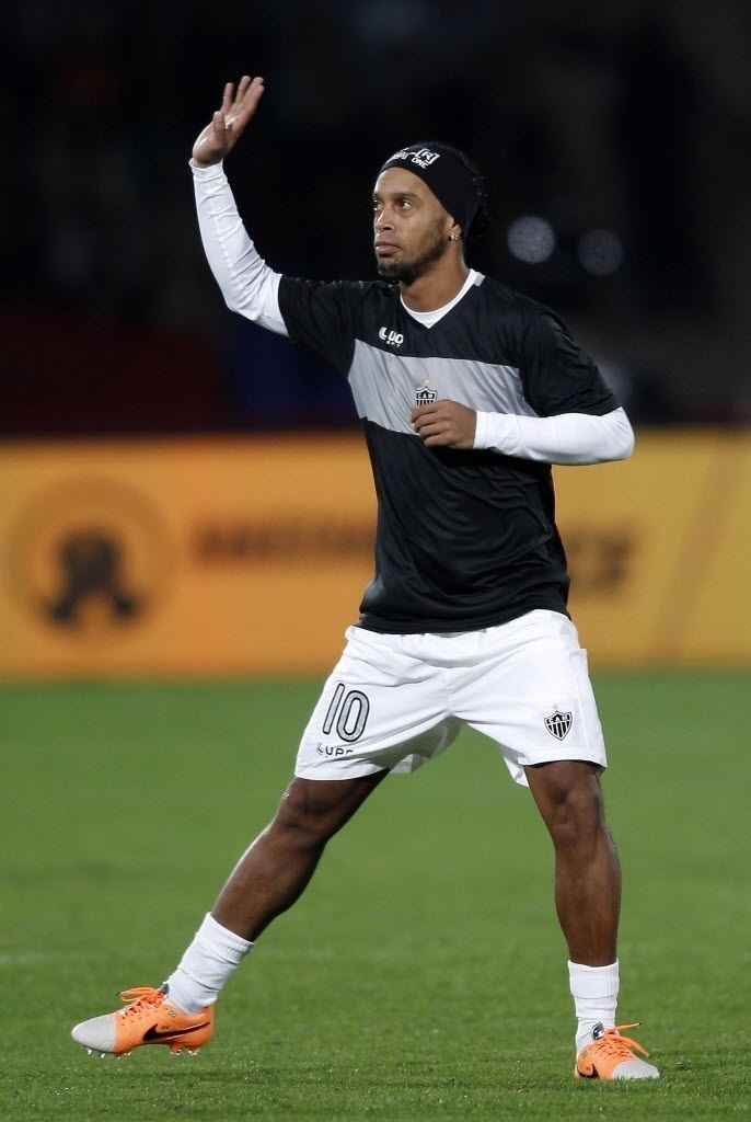 Ronaldinho acena para a torcida antes da semifinal do Mundial de Clubes (18.dez.2013)