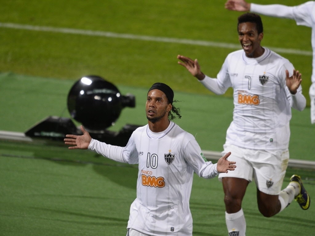 Ronaldinho Gaúcho comemora depois de empatar de falta para o Atlético-MG (18.dez.2013)