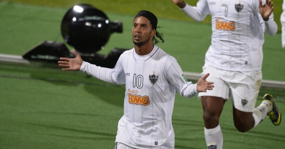 Ronaldinho Gaúcho comemora depois de empatar de falta para o Atlético-MG (18.dez.2013)