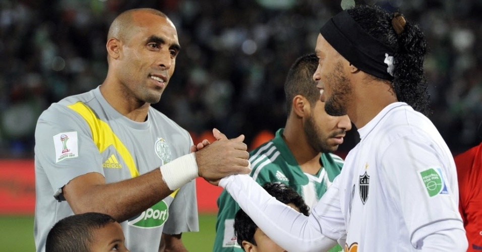 Ronaldinho Gaúcho cumprimenta o goleiro do Raja antes do jogo (18.dez.2013)