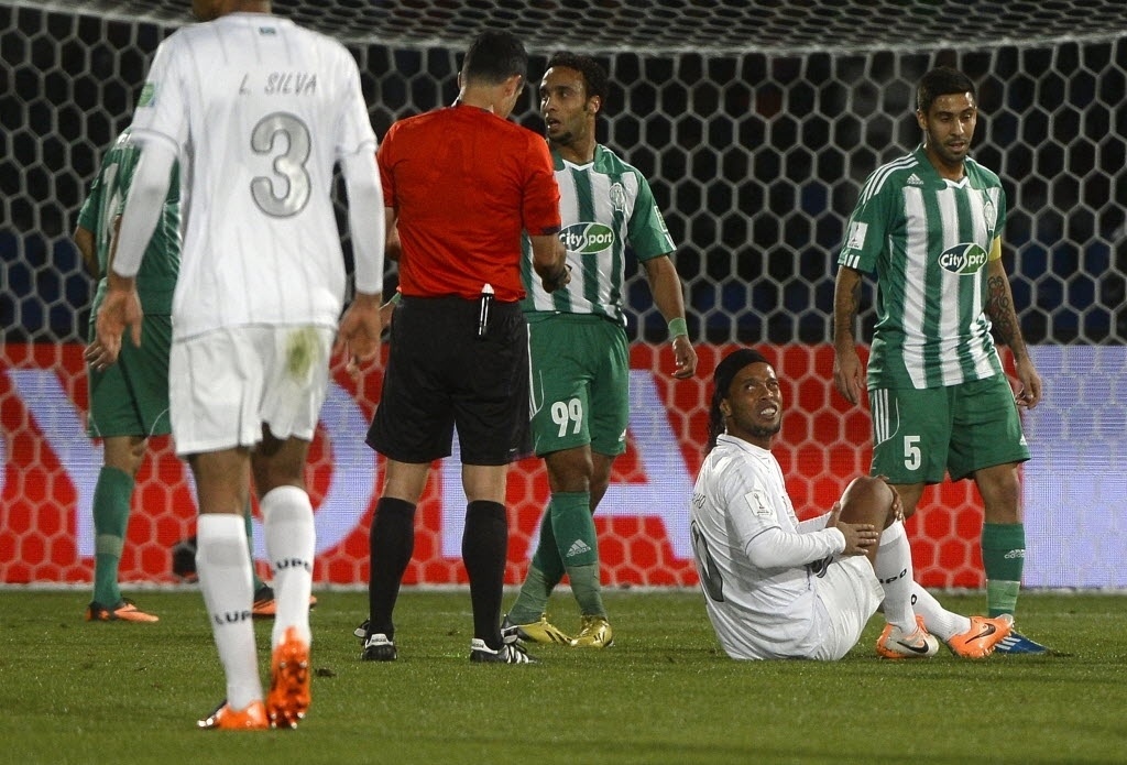 Ronaldinho Gaúcho fica no chão e reclama após sofrer falta (18.dez.2013)