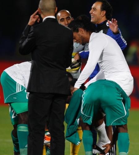 18.12.2013 - Ronaldinho é agarrado por jogadores do Raja após partida