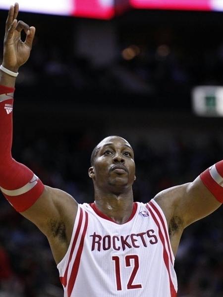 18.dez.2013 - Dwight Howard comemora com a torcida a vitória do Houston Rockets sobre o Chicago Bulls, por 109 a 94, em que ele foi o cestinha com 23 pontos