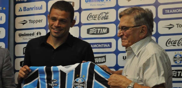 Edinho é apresentado como jogador do Grêmio e promete até "carrinho de cabeça"  - Marinho Saldanha/UOL Esporte
