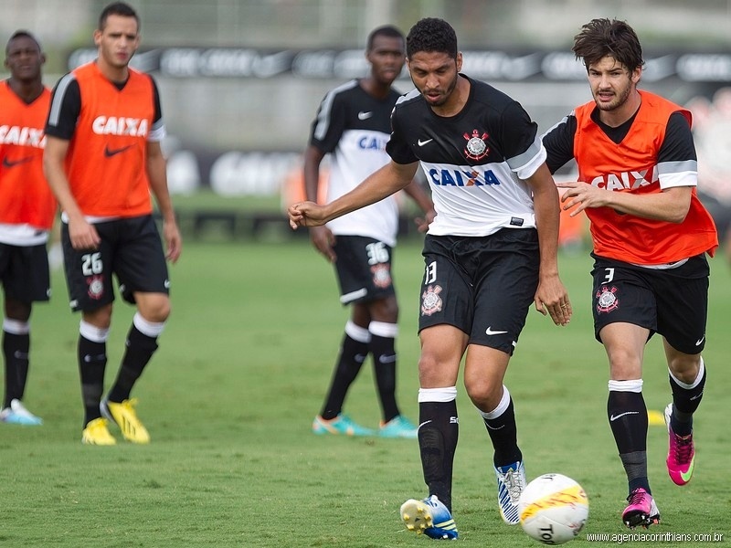 Atacante colombiano Riascos (à esquerda, atrás de Renato Augusto) durante treino do time principal do Corinthians