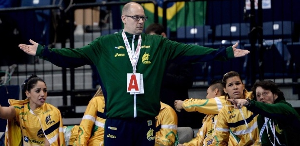 Morten Soubak, treinador da seleção brasileira, reclama durante a semifinal do Mundial contra a Dinamarca; se vencer, a seleção enfrenta a Sérvia na final - EFE/EPA/GEORGI LICOVSKI