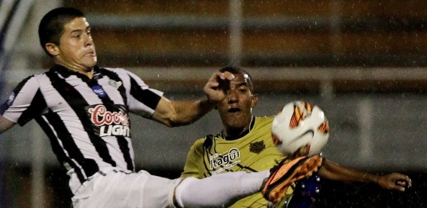 O lateral direito Jorge Moreira, do Libertad, do Paraguai, voltou a ser alvo do Palmeiras - EFE/LEONARDO MUÑOZ