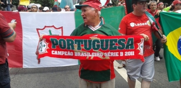 Torcedor protesta contra rebaixamento da Portuguesa na Avenida Paulista (21.12.2013). - Tiago Dantas - Tiago Dantas