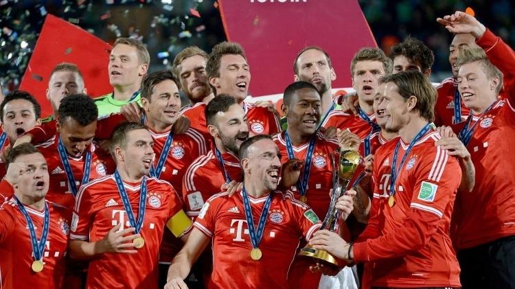 21.dez.2013 - Jogadores do Bayern de Munique levantam a taça do Mundial de Clubes após vitória sobre o Raja Casablanca