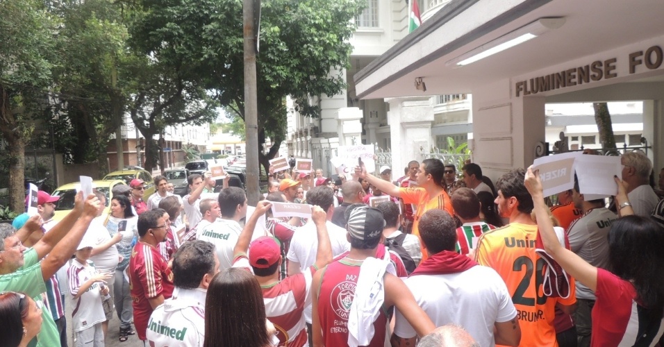 O protesto aconteceu durante 1h na sede do clube nas Laranjeiras