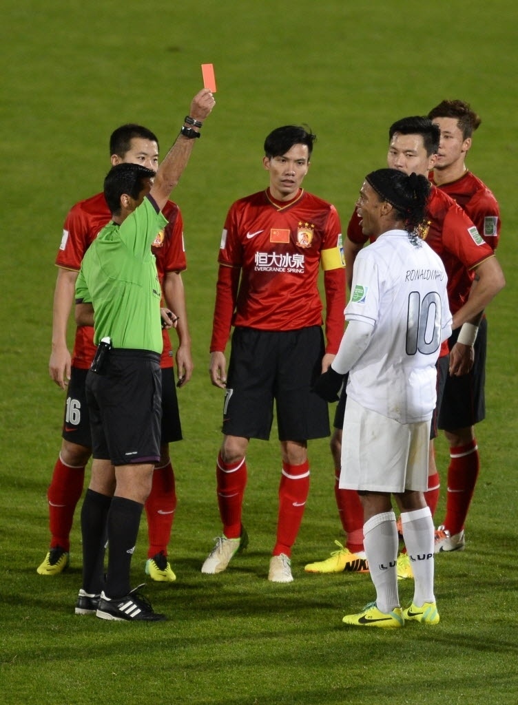 Ronaldinho Gaúcho é expulso da partida entre Atlético-MG e Guangzhou (21.dez.2013)