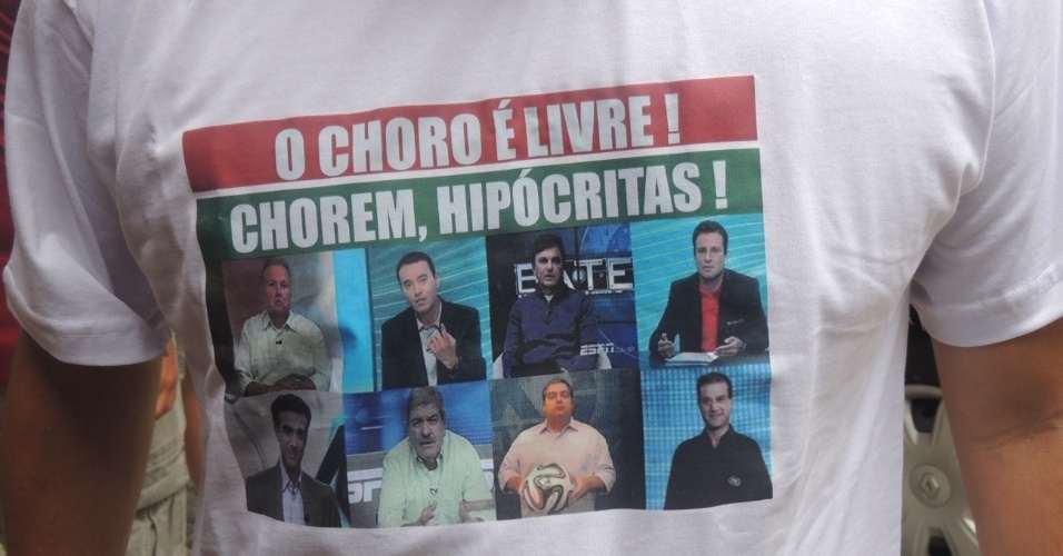 Torcedor do Fluminense posa com a camisa na qual acusa jornalistas de perseguir o clube carioca