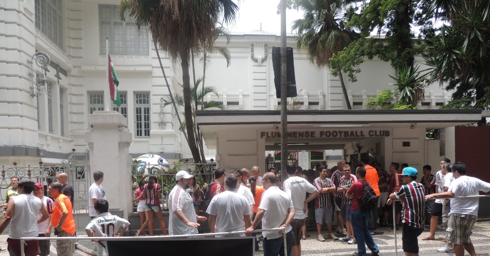 Torcida do Fluminense concentrada antes do ato deste sábado na sede das Laranjeiras