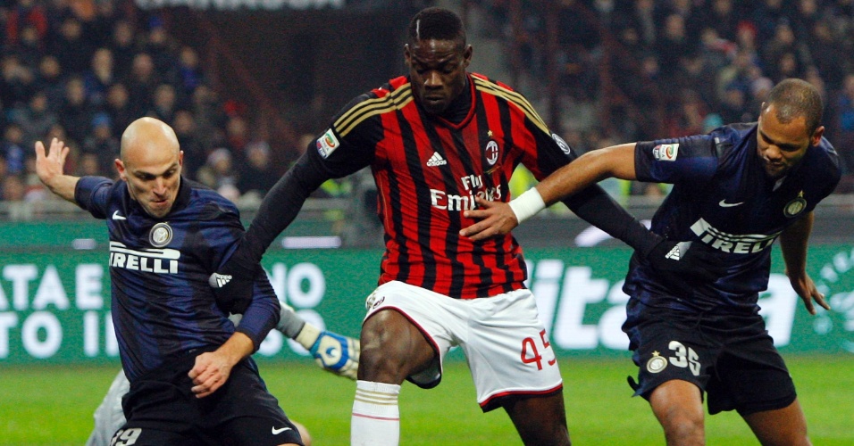 22.dez.2013 - Atacante italiano Balotelli tenta escapar da marcação de Cambiasso e Rolando, da Inter de Milão
